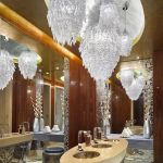 Inspirowane szyszkami Chmielu prześliczne lampy kryształowe w eleganckiej łazience prywatnej willi w Dubaju.