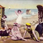 Kobiety na plaży, pocztówka z międzywojnia, fot. FORUM