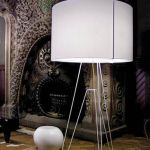 Kolekcja 3x3 hiszpańskiej firmy Marset jest idealna do przestronnych salonów. Abażur lampy wykonano z materiału.