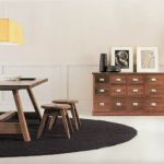 Kolekcja Brenta: stół i taborety z litego drewna zaprojektował znany dizajner Matteo Thun. FOCUS ON