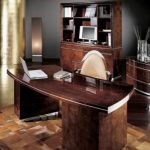 Lakierowane biurko z drewna sykomory. Cena – 17 950 zł. PATT MEBEL