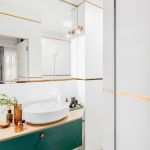 biała łazienka z zielonymi dodatkami