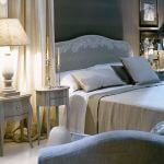 Łóżko Byblos z lnianym i ręcznie haftowanym zagłówkiem kosztuje 2633 euro. Stolik nocny Tiziano z dwiema szufladami - 779