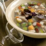 Minestrone to tradycyjna włoska zupa jarzynowa.