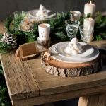 Na rustykalnym świątecznym stole ustawiamy drewniane deski, które zastępują półmiski czy tace.