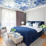 niebieska sypialnia z tapetą na suficie