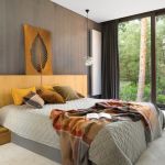 szara sypialnia z drewnem na ścianie