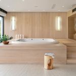 nowoczesna łazienka z drewnem