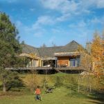 nowoczesny drewniany dom wpisany w krajobraz