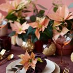 różowa gwiazda betlejemska dekoracje stołu na boże narodzenie
