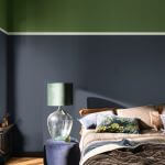 Ściana w sypialni w dwóch kolorach: zielonym i granatowym, kolory z PALETY CREATIVITY, DULUX