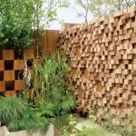 Ściana z drewnianej kantówki sprawia wrażenie ruchomej. ARCHIKRAJOBRAZ