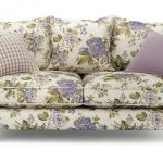 dwuosobowa sofa w kwiaty