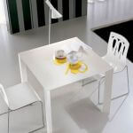 Stół Domino z kolekcji Ciacci zrobiono z metalu malowanego na biało i laminatu w tym samym kolorze (do wyboru