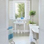 niebieskie dekoracje do białej łazienki