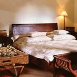 Sypialnia Kilimandżaro ze stylową ławą w nogach łóżka (3660 zł). W kolekcji też komoda, szafki nocne (1100 zł/szt.) i
