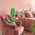 Kolor ścian w sypialni: róż w odcieniu H320 Magnolia z palety Tikkurila Optiva Matt