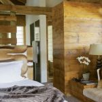 Sypialnia w drewnie. Dom z drewna i szkła