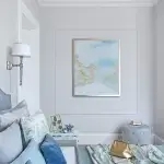 biała sypialnia błękitne dodatki