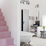 W domu jest mało mocnych kolorów poza różowymi schodami.