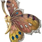 W kształcie motyla. Złota broszka wysadzana diamentami i rubinami, Wiedeń, 1910 r., Rozert Fischmeister,