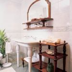 W pokoju kąpielowym obok porcelanowej umywalki z biedermeierowskim lustrem stoi przerobiona etażerka. Pasuje jak ulał,