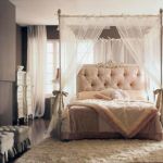 W romantycznej sypialni liczą się detale: kokardy przy baldachimie (łóżko kosztuje około 21 0 zł) oraz lampy z piórami.