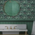 zielona tapeta na ścianie w łazience