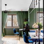 zielony salon z niebieskimi dodatkami