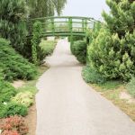 Zielony mostek łączy dwa fragmenty położonego na skarpach ogrodu. Podpatrzyli go w ogrodach Claude a Moneta.