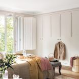 biała sypialnia z pastelowymi dodatkami