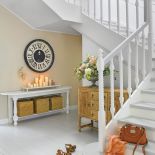 komoda lub konsola pod schodami