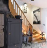 jak wykorzystać przestrzeń przy schodach w przedpokoju