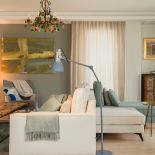 dwustronna sofa w salonie