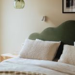 przytulna sypialnia w kolorach natury