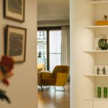 regał wkomponowany w słup w mieszkaniu