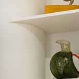 regał wkomponowany w słup w holu