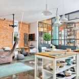 Salon z aneksem kuchennym w stylu loft