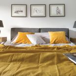 szara sypialnia żółte dodatki