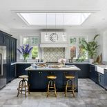 granatowa kuchnia w stylu angielskim