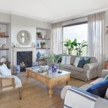 szary salon z drewnem