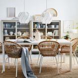 biały stół do jadalni w stylu skandynawskim