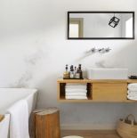 biała łazienka z drewnem zdjęcia
