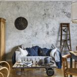 Mieszkanie urządzone meblami i dodatkami z odzysku