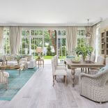 salon z jadalnią urządzony w stylu francuskim