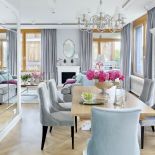 ściana z luster w salonie