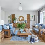 drewniane meble i niebieskie dodatki we wnętrzach