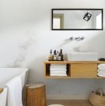 biała łazienka z drewnem w stylu skandynawskim