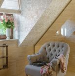 łazienka na poddaszu ze skosem