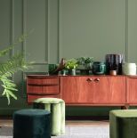 dwa kolory farb na ścianie w salonie